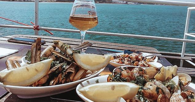 Create a group or join existing one and enjoy in one of the best wines and sea food around Lisbon 💕