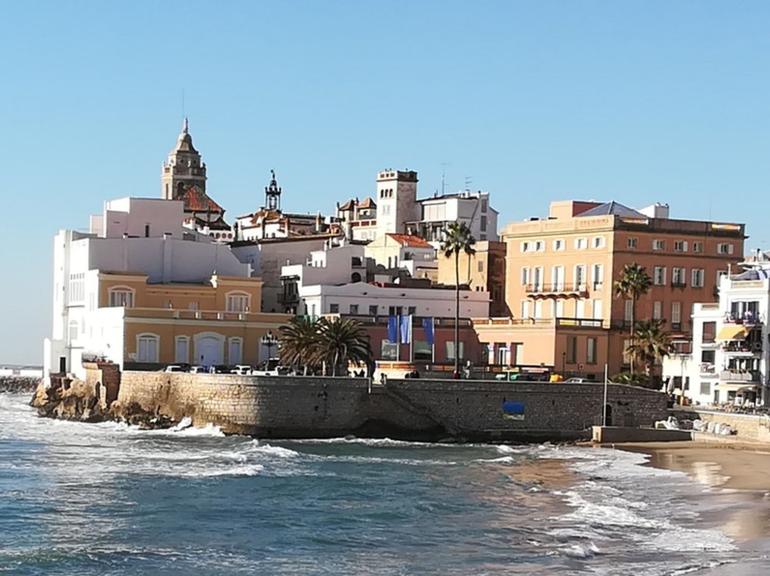 Historical tour of Sitges, visit to winery, wine tasting and lunch