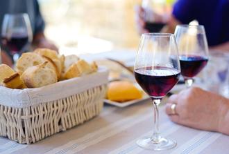 Discover Toledo and enjoy delicious wine and tapas, with transfer from Plaza Canovas del Castillo in Madrid