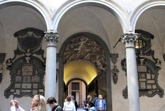 The Medici's Mile in Florence - To Discover the Medici Family Secrets