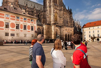 Prague Old Town, River Cruise and Prague Castle Sightseeing Tour Including Lunch