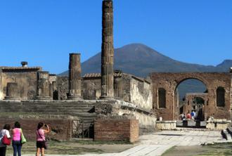Guided Tour in the Archaeological Park of Pompeii from Naples